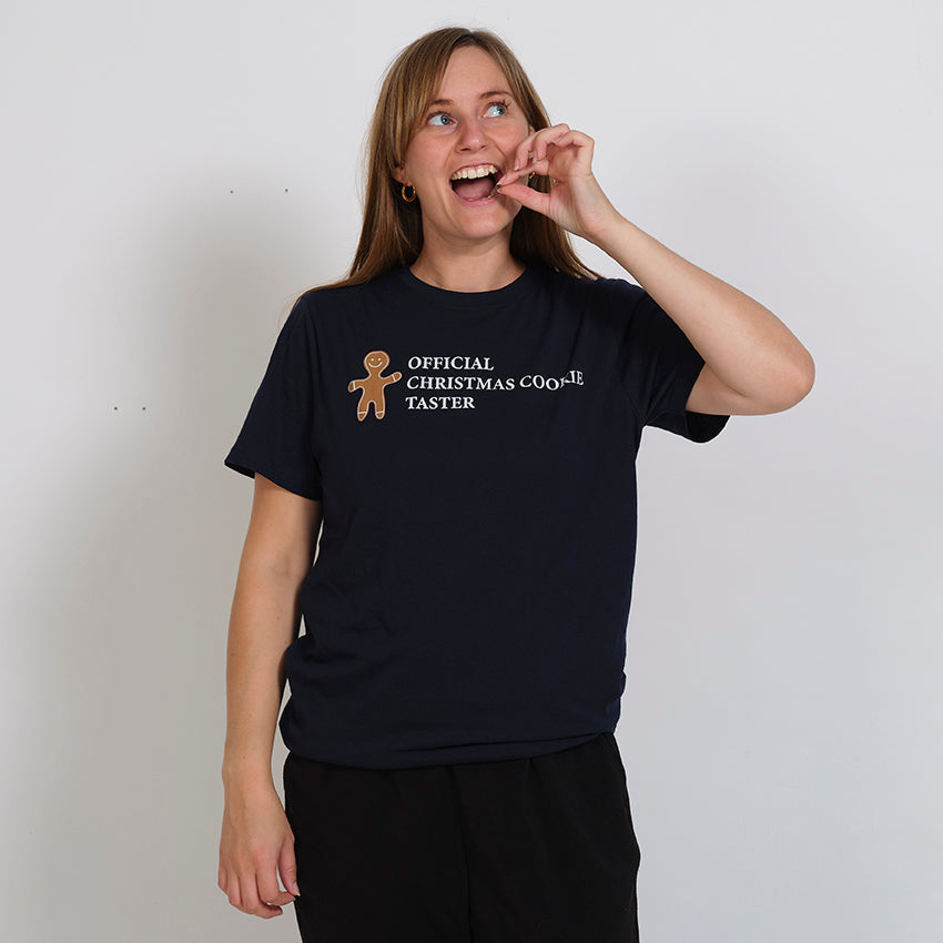 Eine Familie, die jeweils ein Weihnachts-T-Shirt trägt.